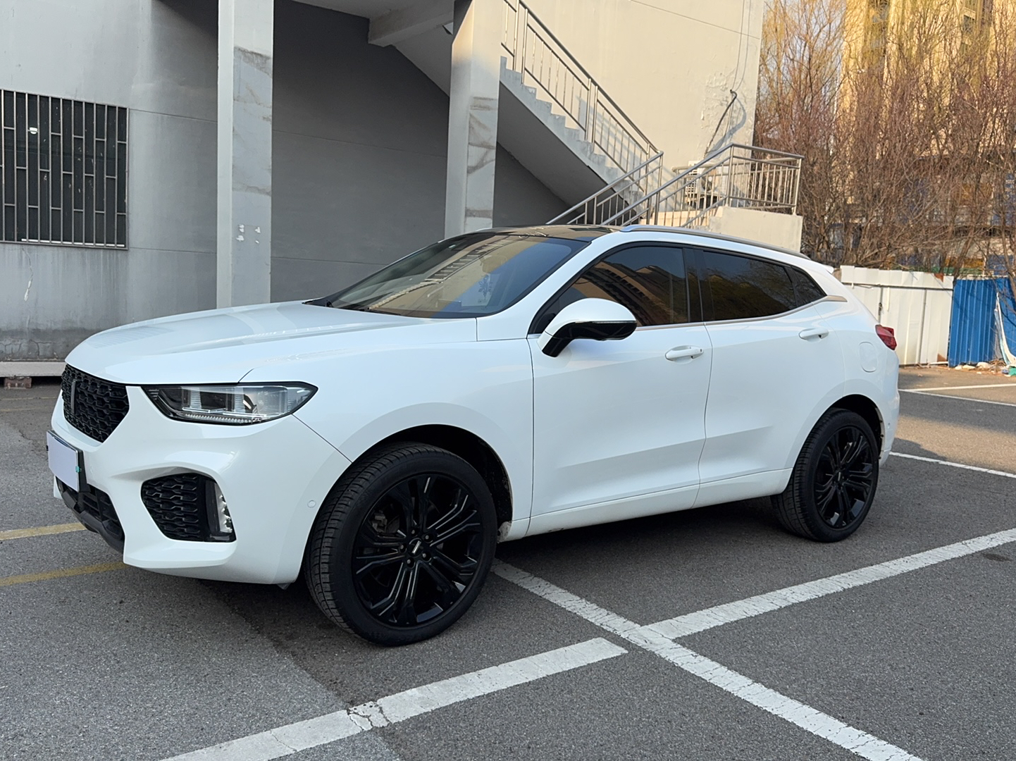 Под передней частью автомобиля