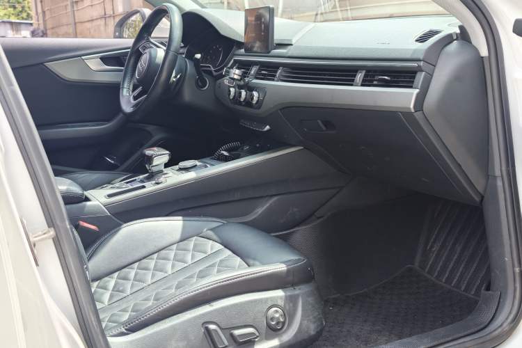 Used Audi A4L 2019 40 TFSI Ambition China VI Right Front Seat