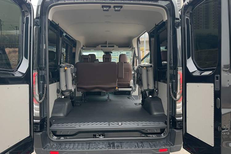 Used Ford Transit T8 2024 T8 2.3T Diesel Automatic Mid-axle Mid-roof 6-Seater Multi-function Version 2/2/2
