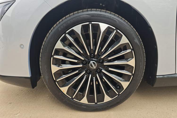 Used Nissan N7 2025 625 Max Exterior 11