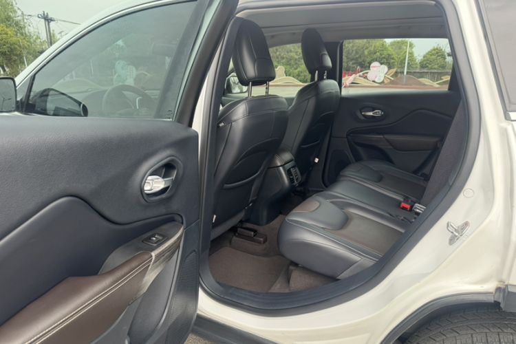 Used Jeep Cherokee 2016 2.4L Professional Edition Interior 2