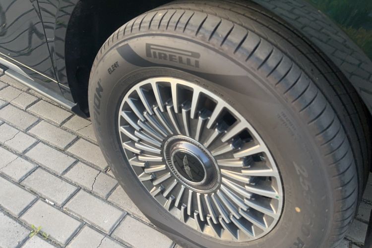 Used Geely Galaxy LEVC L380 2024 140-Degree 6-Seater All-Wheel-Drive Ultra