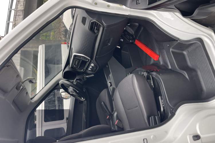 Used CHANGAN KAICHENG Ruixing EM80 2025 Passenger Version Comfort Edition 6-Seater 300 km Dual-Swing Doors Interior 5