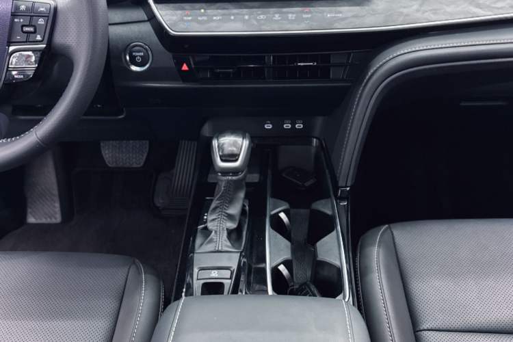 Used Toyota Camry 2024 Dual-Motor 2.0 HGVP Luxury Edition
