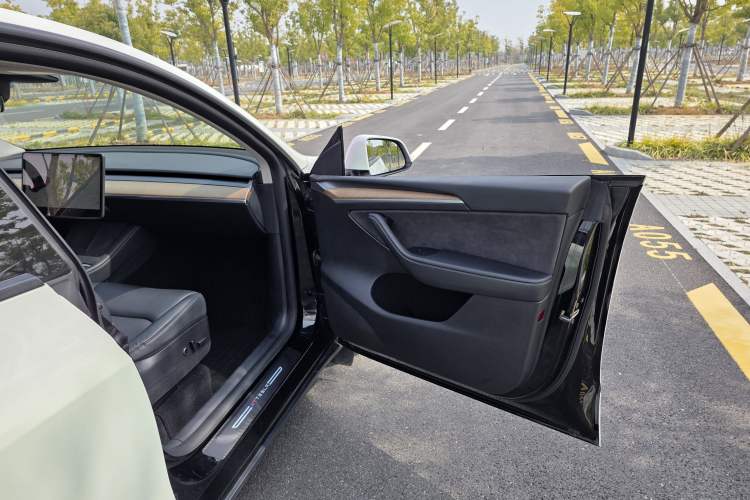 Used Tesla Model Y 2021 Long-Range All-Wheel-Drive Version
