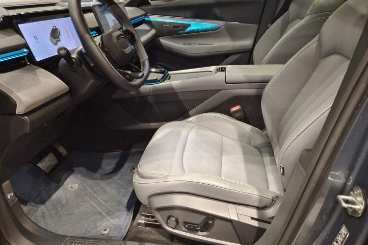 Used Lynk & Co 08 EM-P 2025 220 km All-Wheel-Drive Performance Halo
