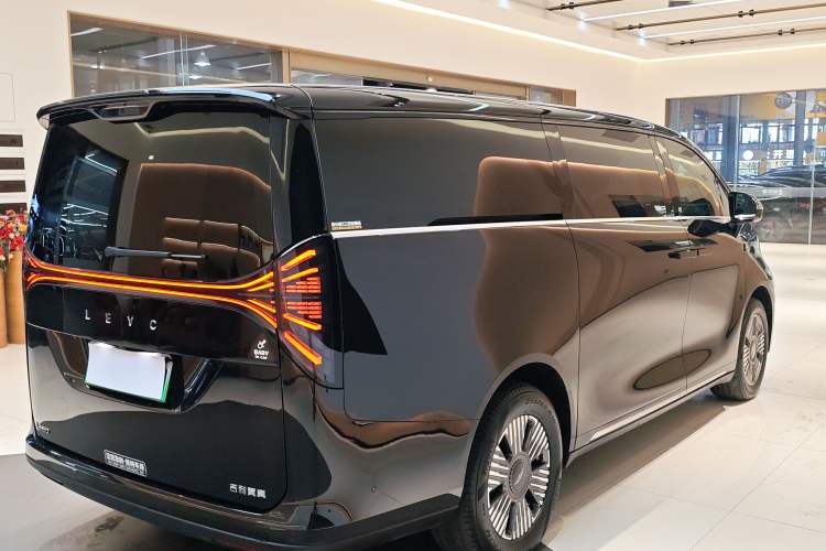 Used Geely Galaxy LEVC L380 2024 140-Degree 6-Seater All-Wheel-Drive Ultra