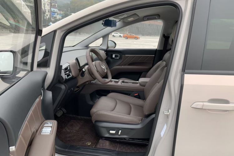 Used Wuling Wuling Starlight 730 2025 Model Plug-in Hybrid 125km Luxury Edition
