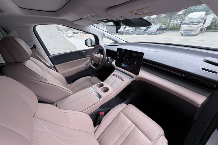 Used XPeng X9 2025 740 Ultra-Long Range Max
