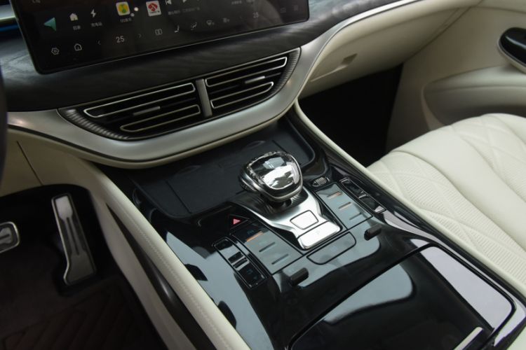 Used Denza D9 2025 DM-i Intelligent Drive 1020 Four-Wheel Drive Prestige Model