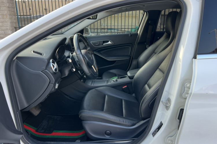 Used Mercedes-Benz GLA 2015 GLA 220 4MATIC Luxury Model Interior 3