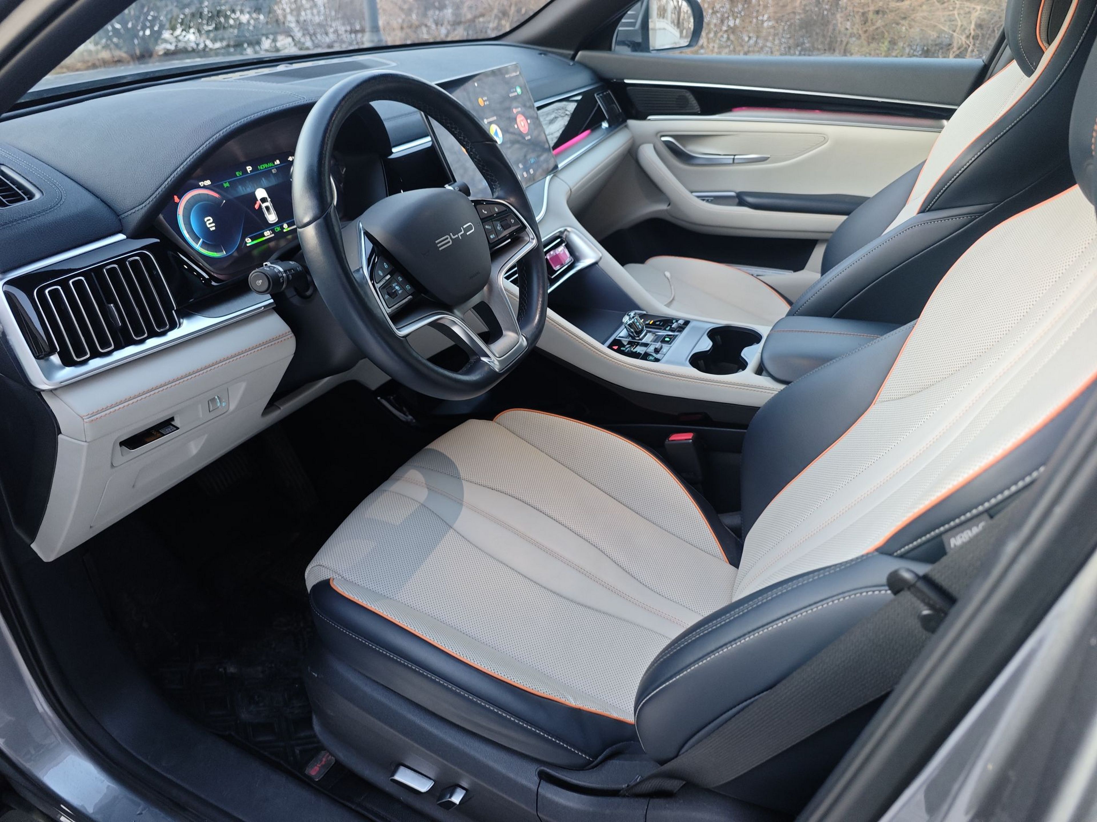 Переднее сиденье в автомобиле