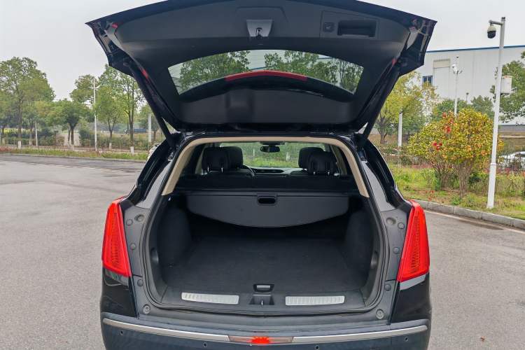 Used Cadillac XT5 2018 25T Luxury Model Trunk