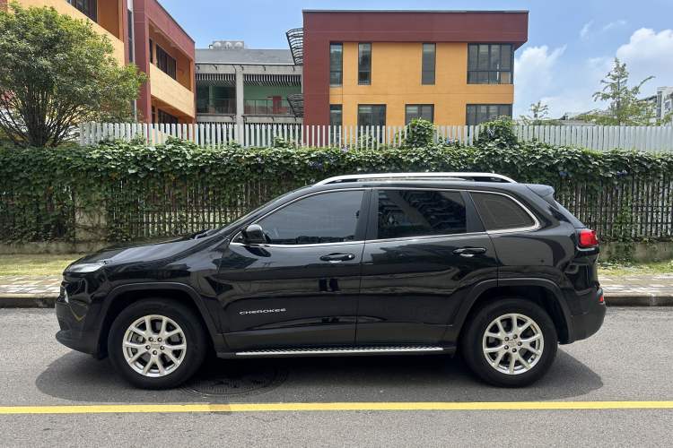 Used Jeep Cherokee 2016 2.4L Professional Smart Version