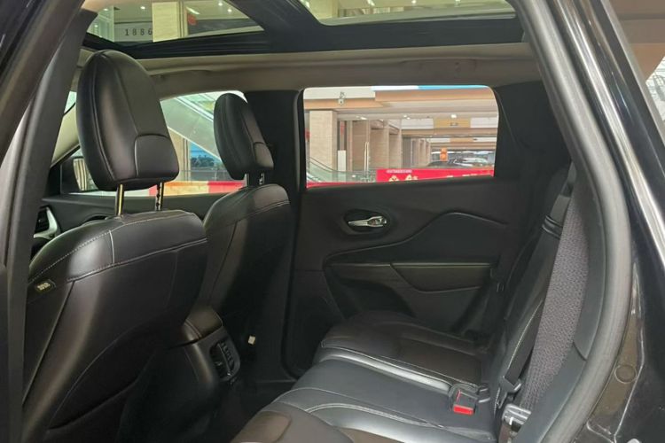 Used Jeep Cherokee 2016 2.4L Superior Edition Interior 3