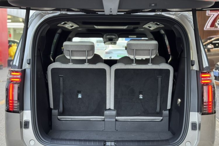 Used Volvo EM90 2025 Ultra Six-Seater
