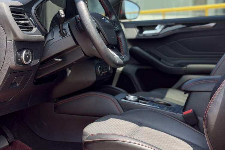 Used Ford Focus 2019 Hatchback EcoBoost 180 Automatic ST Line Interior 7