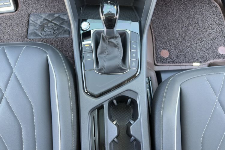 Used Volkswagen Tiguan L 2024 330TSI Automatic Two-Wheel Drive R-Line Enhanced Edition Interior 4