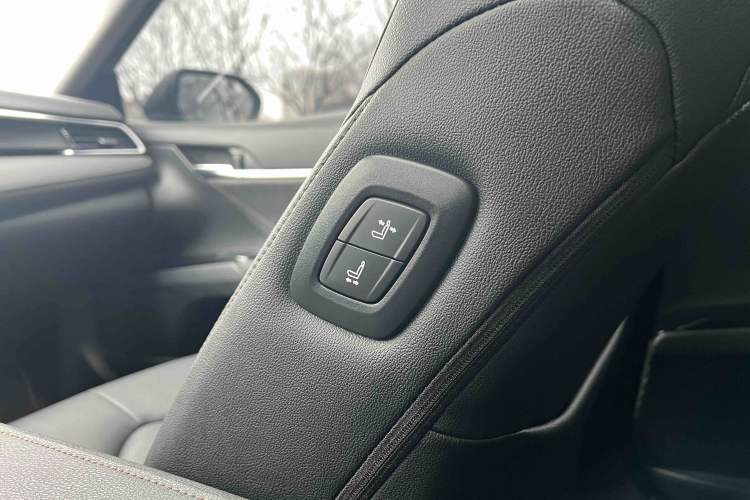 Used Toyota Camry 2023 2.0G Luxury Edition Interior 3