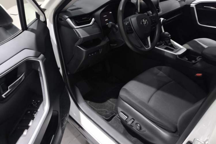 Used Toyota RAV4 2021 2.0L CVT Two-Wheel Drive Fashion Edition Interior 6
