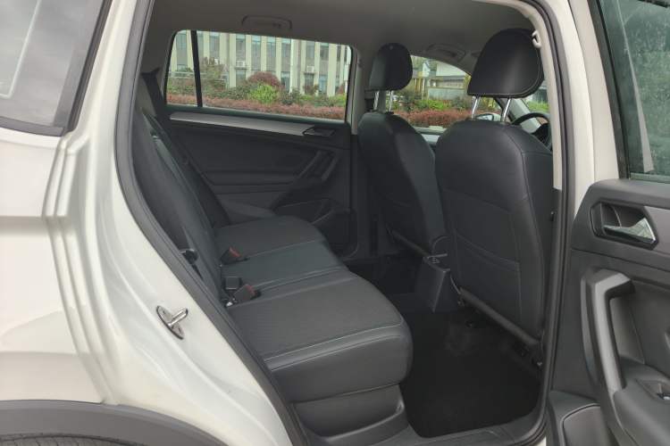 Used Volkswagen Tiguan L 2017 330TSI Automatic Two-Wheel Drive Luxury Edition Interior 4