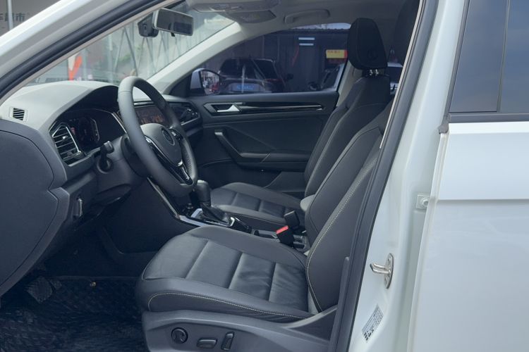 Used Volkswagen T-ROC 2022 280TSI DSG Two-Wheel Drive Comfort PLUS Interior 1