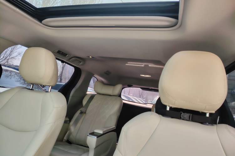 Used Toyota SIENNA 2024 2.5L Hybrid Comfort Edition Interior 9