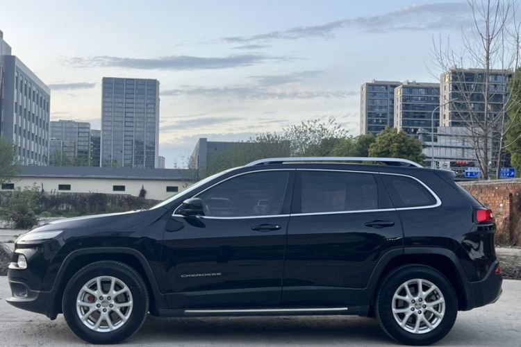 Used Jeep Cherokee 2016 2.4L Professional Smart Version Exterior 1