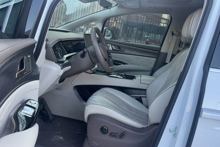 Used Denza D9 2022 EV 620 Prestige Model Interior 1