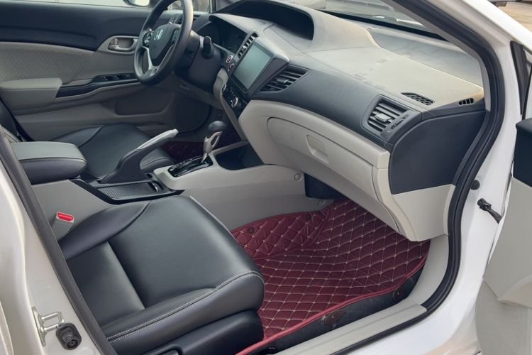 Used Honda Civic 2014 1.8L automatic comfort version Interior 3