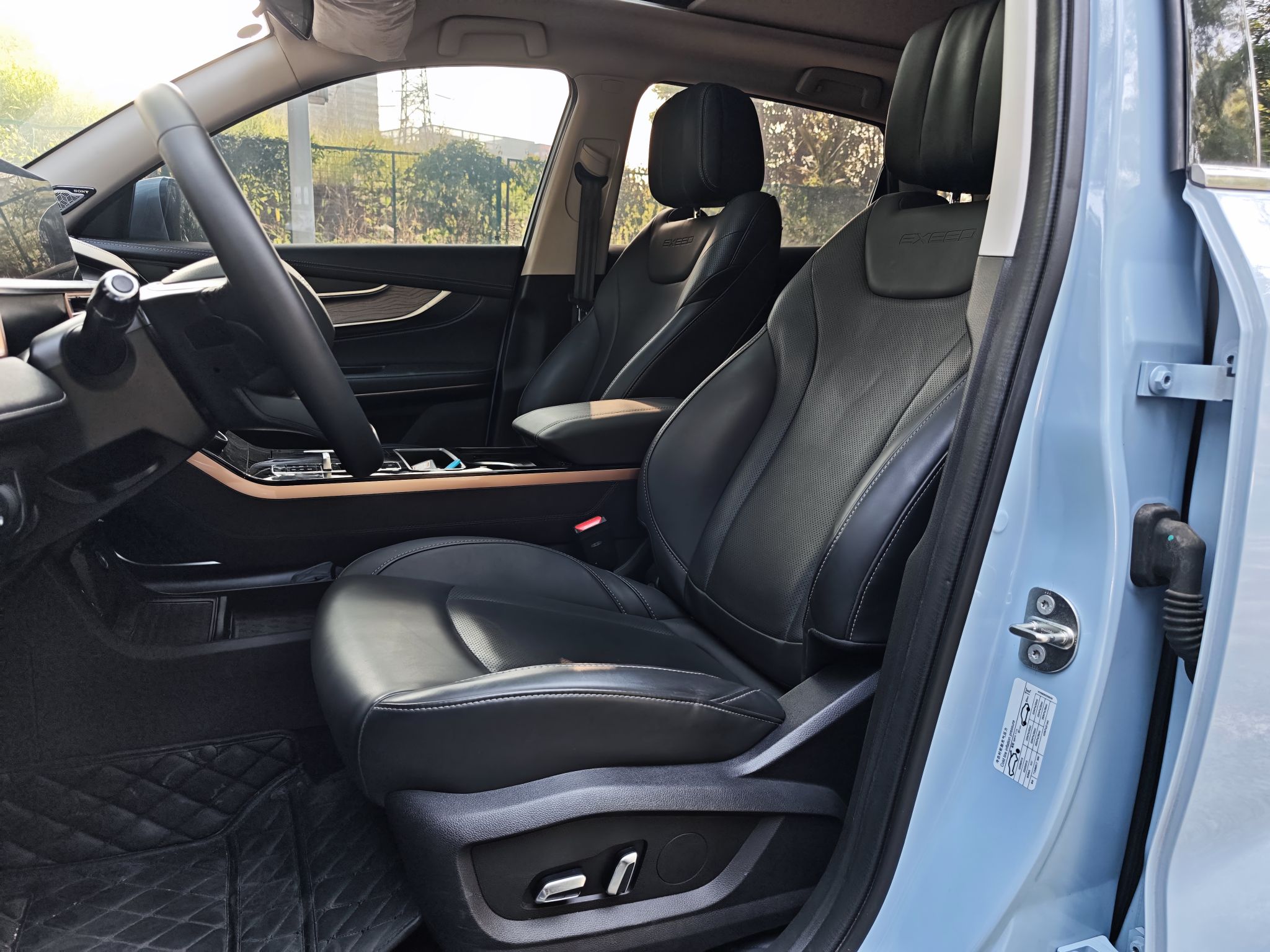 Переднее сиденье в автомобиле