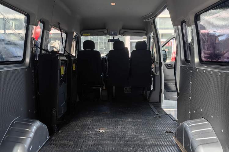 Used SAIC MAXUS Xintu V80 2019 2.5T Classic Model 6-Speed Manual Aotong Long Wheelbase Mid-Height 7-Seater
