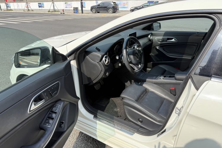 Used Mercedes-Benz CLA 2014 CLA 260 4MATIC Interior 9