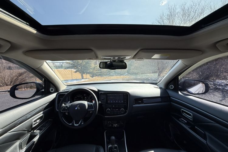 Used Mitsubishi Outlander 2019 2.4L 4x4 Zhi Xiang Edition 7 Seats China V Emission Standard