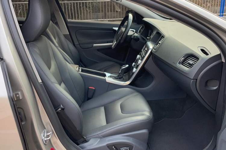 Used Volvo V60 2015 T5 Zhiyi Edition