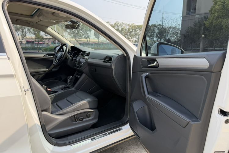 Used Volkswagen Tiguan L 2017 330TSI Automatic Two-Wheel Drive Luxury Edition Interior 11