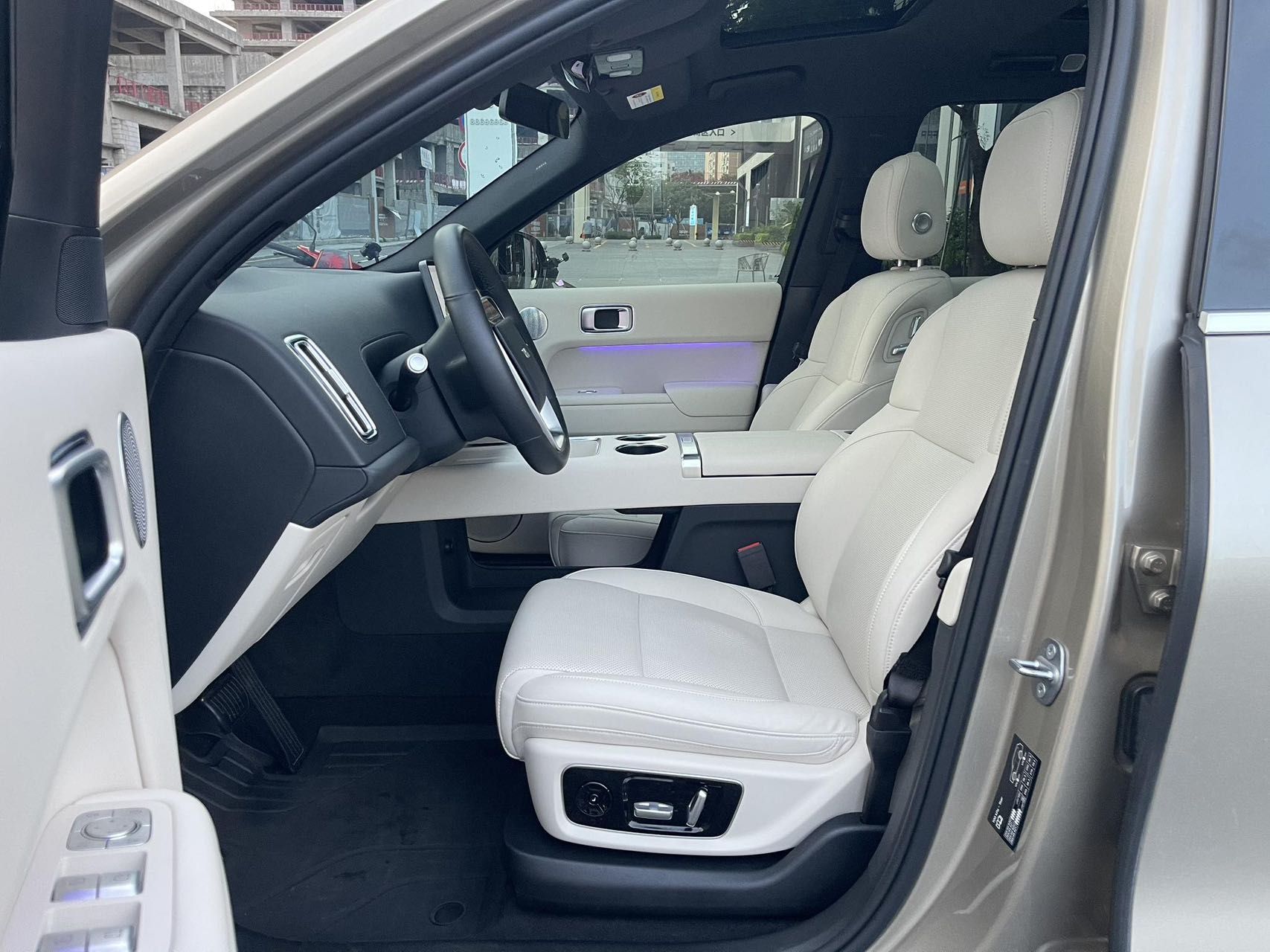 المقاعد الأمامية داخل السيارة