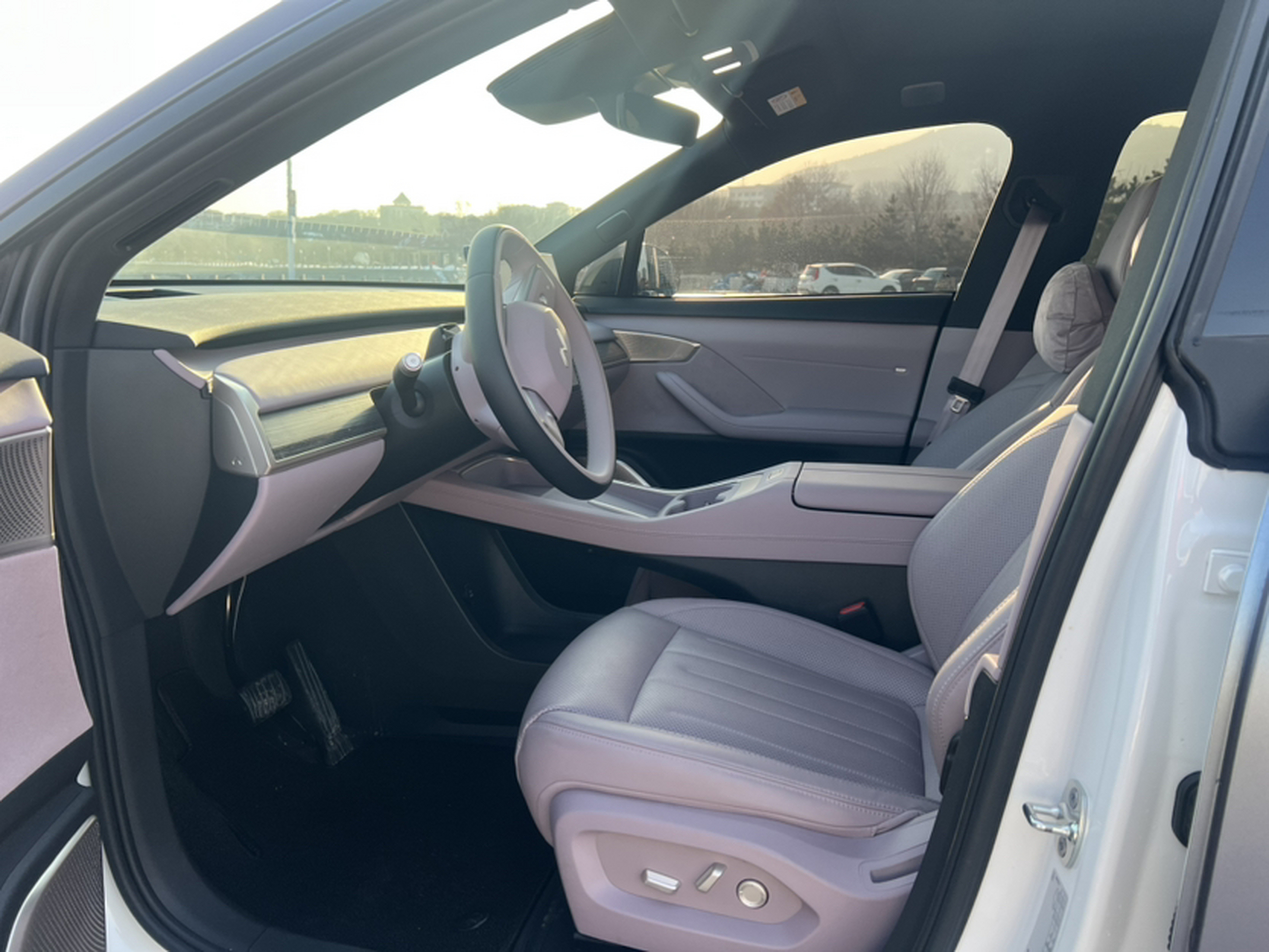 المقاعد الأمامية داخل السيارة