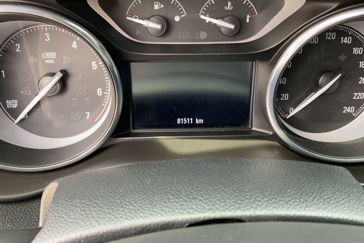 Used Buick Envision 2018 20T Two-Wheel Drive Luxury Model Odometer Close Up