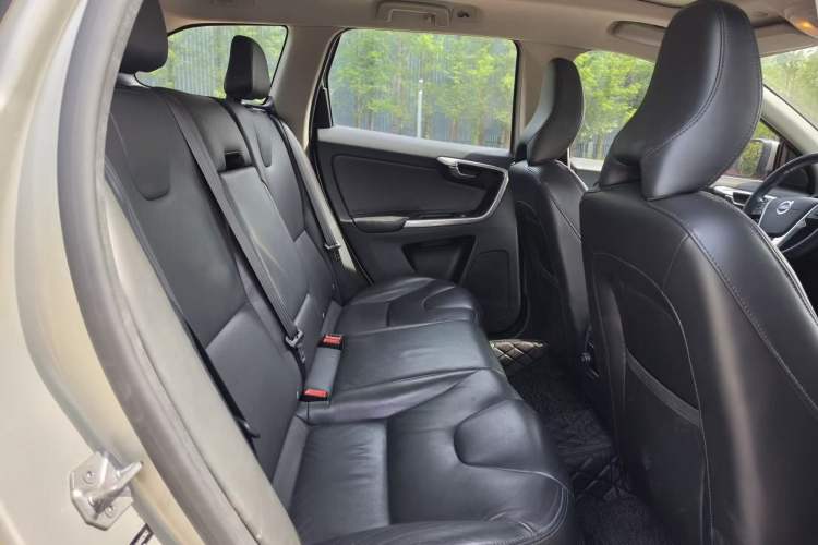 Used Volvo XC60 2017 T5 AWD Smart Upgrade Model Interior 4