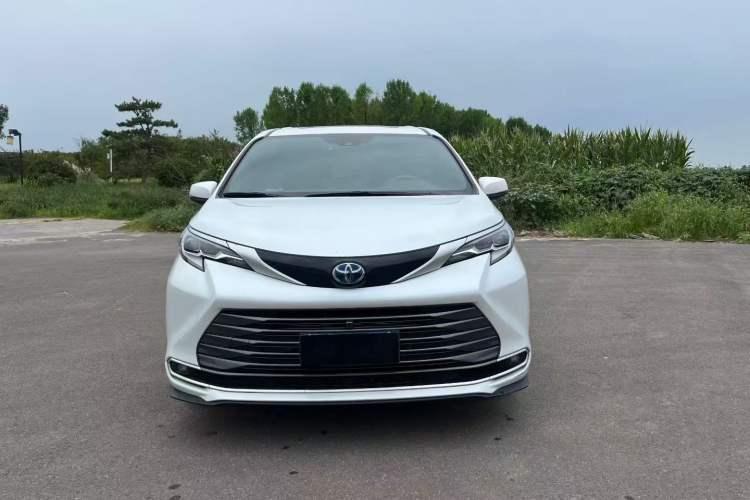 Used Toyota Sienna 2023 2.5L Hybrid Deluxe Edition
