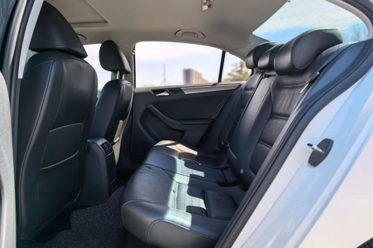 Used Volkswagen Sagitar 2014 1.6L Automatic Comfort Model Interior 3