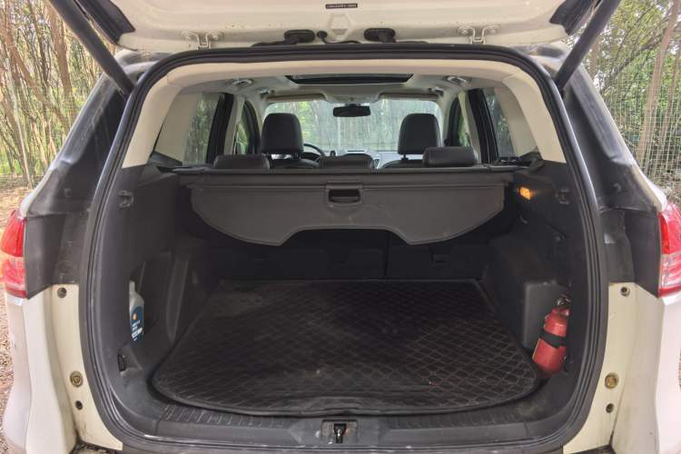 Used Ford Kuga 2015 2.0L GTDi Four-Wheel-Drive Sport Model Trunk