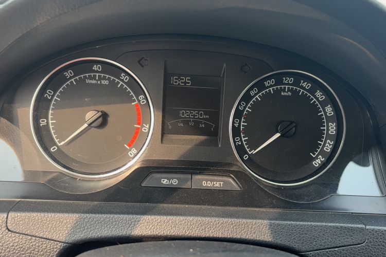 Used Skoda Rapid Spaceback 2016 Revised 1.6L Automatic Chuanxing Version Odometer Close Up