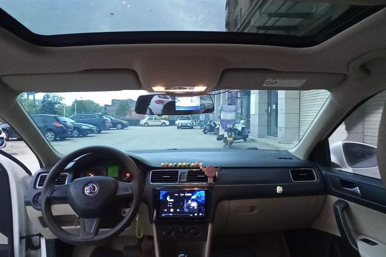 Used Skoda Rapid 2015 1.6L Automatic Smart Selection Model Interior 4