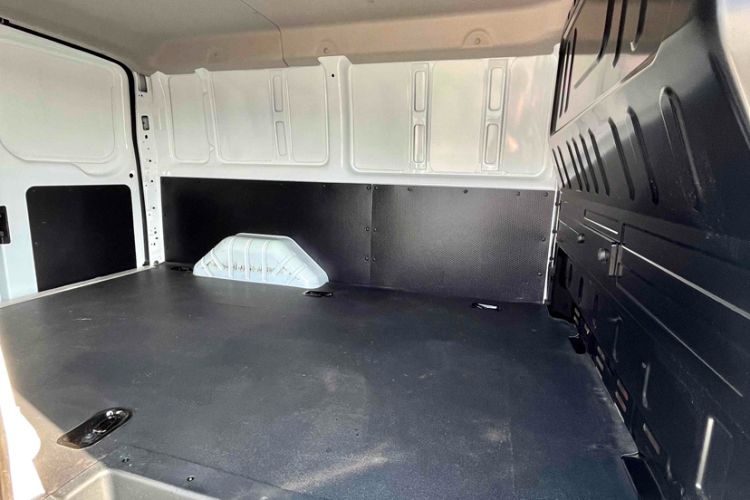 Used JMC Fushun 2023 2.0T Manual Short-Wheelbase Low-Roof Commercial Van 2/3 Seats with Dual-Swing Tailgate
