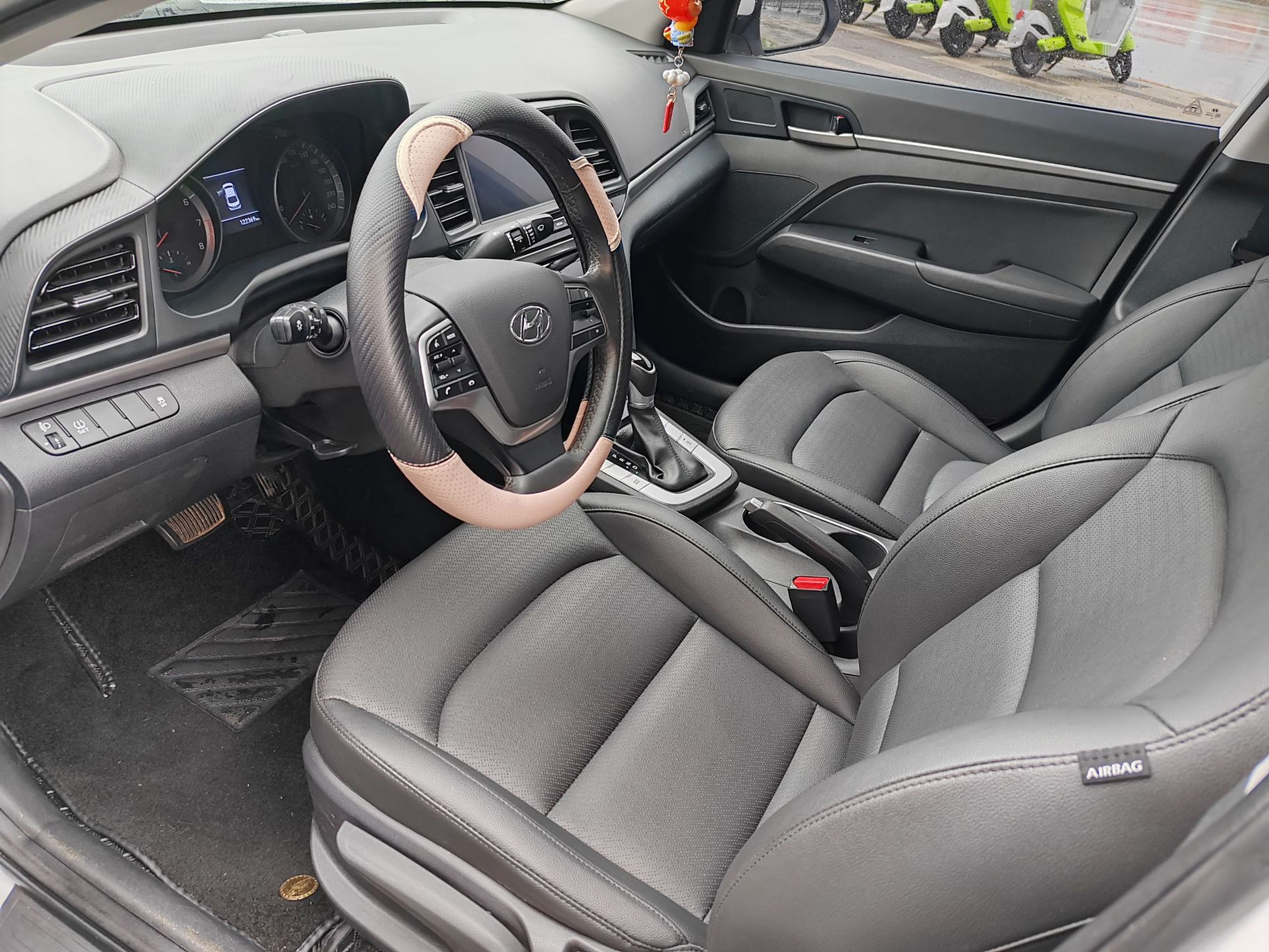 Переднее сиденье в автомобиле