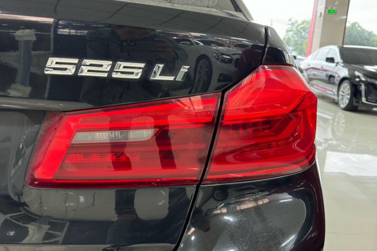 Used BMW 5 Series 2019 Facelifted 525Li Luxury Package Exterior 11