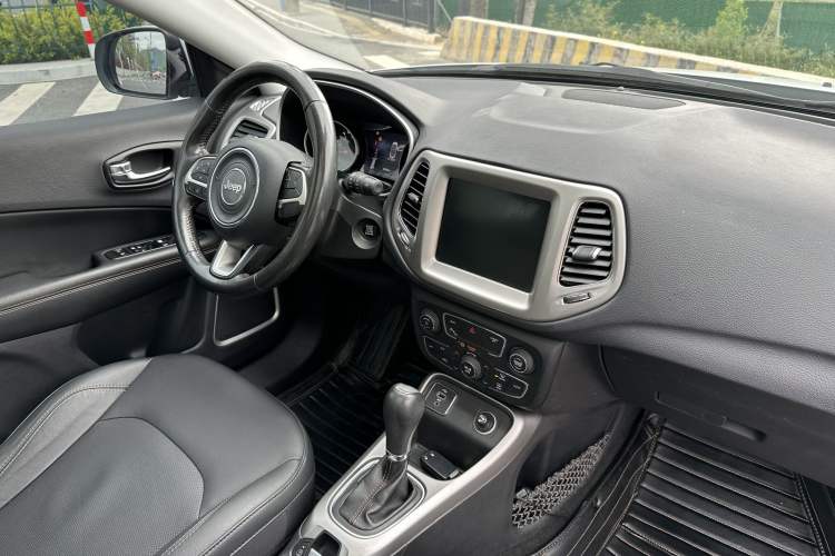 Used Jeep Compass 2017 200T Automatic Family Edition Interior 9