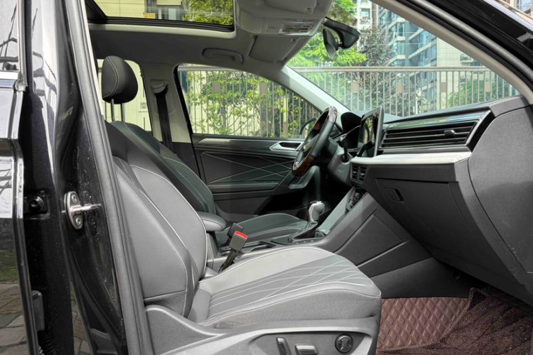 Used Volkswagen Tiguan L 2024 Outstanding Model 330TSI Automatic Two-Wheel Drive R-Line Dragon Glory Edition Right Front Seat